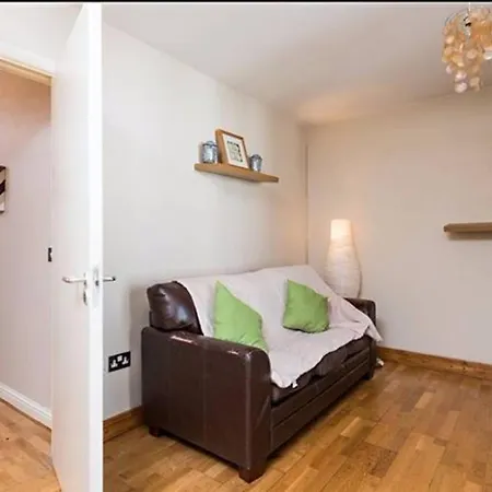 2 Bedroom In East Wall Apartment *
